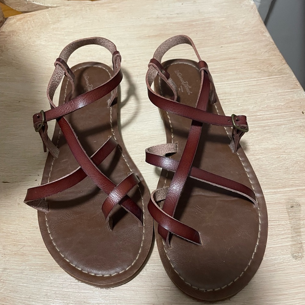 Universal Thread Sandals